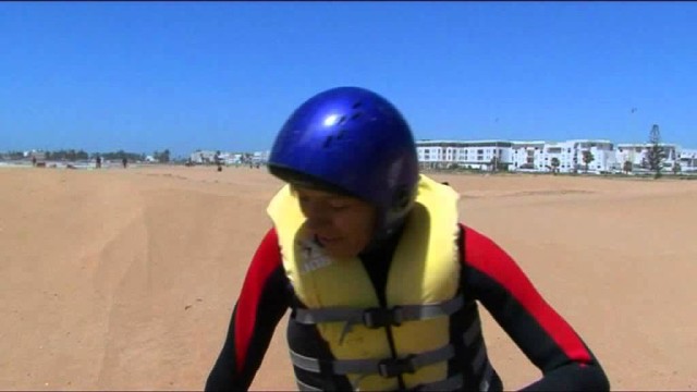 Petra Smidova takes a kitesurfing lesson in Morocco – Adrenalinová lekce kitesurfingu