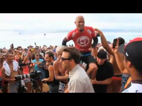 Kelly Slater Wows Crowd at Surfing Competition