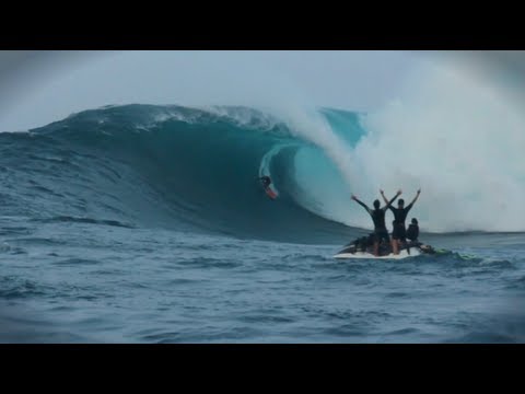 Paddle in Big Wave Surf Competition – Red Bull JAWS